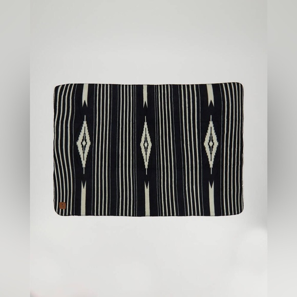 NWOT Slowtide Hayden Fleece Blanket - Picture 8 of 11